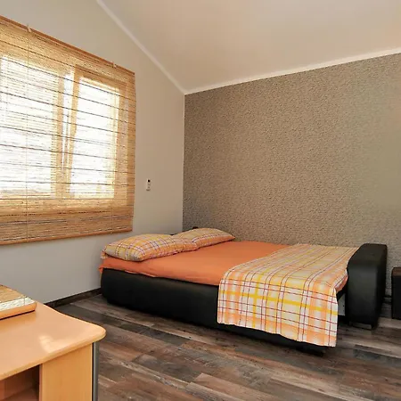 1 Bedroomamazing In Lägenhet Sukošan